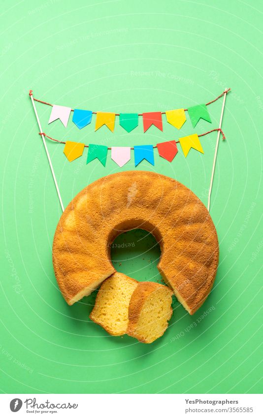 Brasilianischer Maismehlkuchen und Parteifahnen. Festa Junina-Fest Bolo de Fuba Portugiesisch gebacken Bäckerei brasilianisches fest Brasilianer Fahnentuch