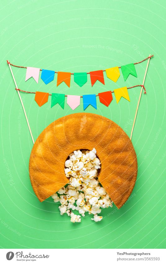 Maismehltorte mit Popcorn und Partyfahnen. Festa Junina-Feier Bolo de Fuba Portugiesisch gebacken Bäckerei brasilianisches fest Brasilianer Fahnentuch Kuchen