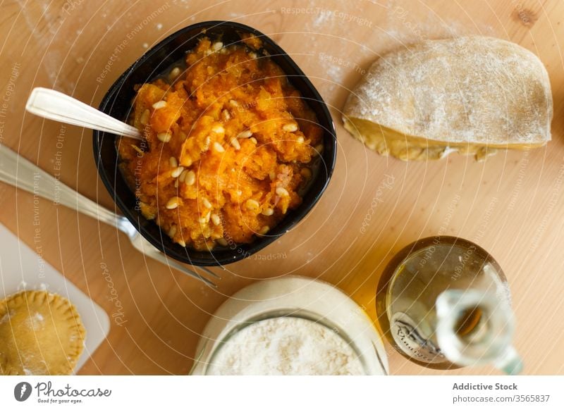 Zutaten für die Zubereitung von Kürbisravioli Ravioli besetzen Zeug Püree Nut Kochen Mehl vorbereiten Teigwaren heimwärts Utensil mischen Lebensmittel roh Gabel