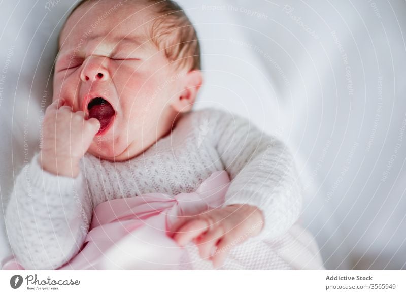 Neugeborenes Mädchen gähnt in Krippe neugeboren gähnen Baby Babybett Kinderbett bezaubernd Lügen schlafen niedlich gemütlich Kleid Säugling unschuldig ruhen