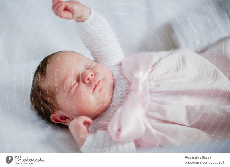 Neugeborenes Mädchen schläft in Krippe neugeboren schlafen Baby Babybett Kinderbett bezaubernd Lügen niedlich gemütlich Kleid Säugling unschuldig ruhen