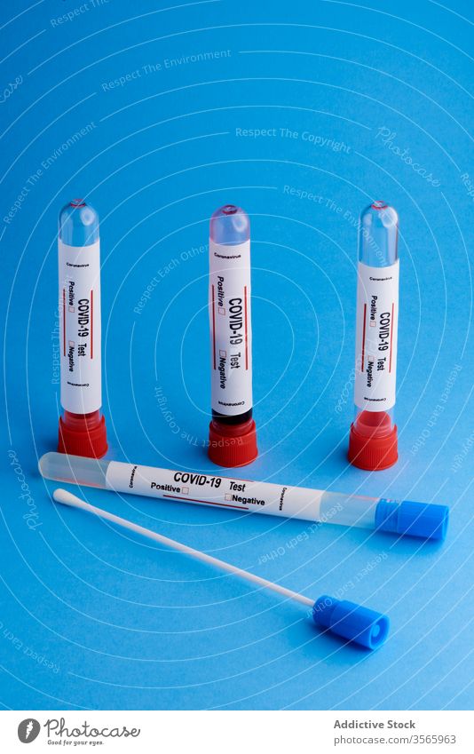 Satz von Werkzeugen für die Coronavirus-Diagnose Prüfung Kulisse Blut Baumwolle Tupfer COVID19 Medizin Diagnostik Gesundheitswesen Infektion verhindern
