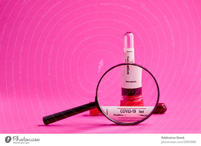 Coronavirus-Blutprobe unter der Lupe Impfstoff Spritze COVID19 Medizin Gesundheitswesen Prüfung Infektion Einspritzung verhindern Leckerbissen Medikament