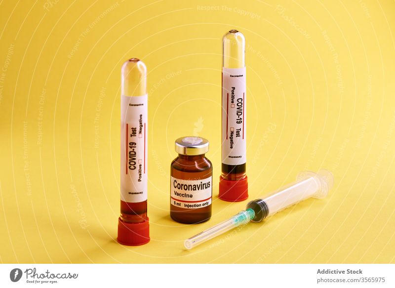 Bluttest und Coronavirus-Impfstoff Prüfung Spritze Kulisse COVID19 Medizin Gesundheitswesen Leckerbissen Diagnostik Infektion verhindern behüten Werkzeug Gerät
