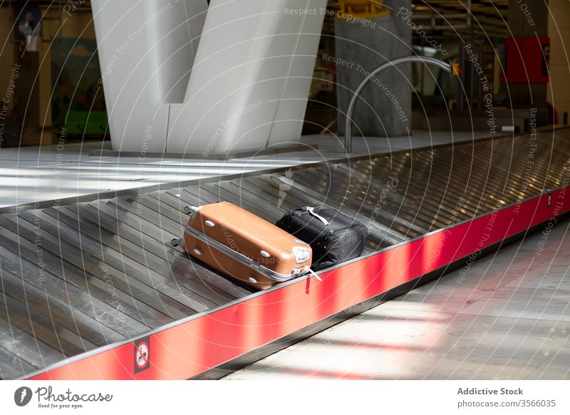 Gepäckausgabe mit Not-Aus-Knopf am Flughafen stoppen Schaltfläche Notfall Terminal Förderband Gurt modern Innenbereich futuristisch Stil Sicherheit Alarm