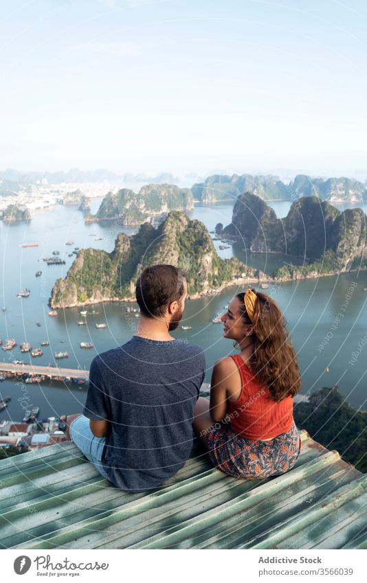 Reisendes Ehepaar bewundert im Sommer die atemberaubende Landschaft der Bucht Paar bewundern Aussichtspunkt Halong Bay Liebe reisen beobachten Tourist