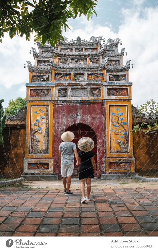 Reisendes verliebtes Paar beim Sightseeing im Urlaub reisen Buddhismus Tempel Bogen Spaziergang Feiertag schäbig Vietnam Asien Freund Freundin Sommer Pagode