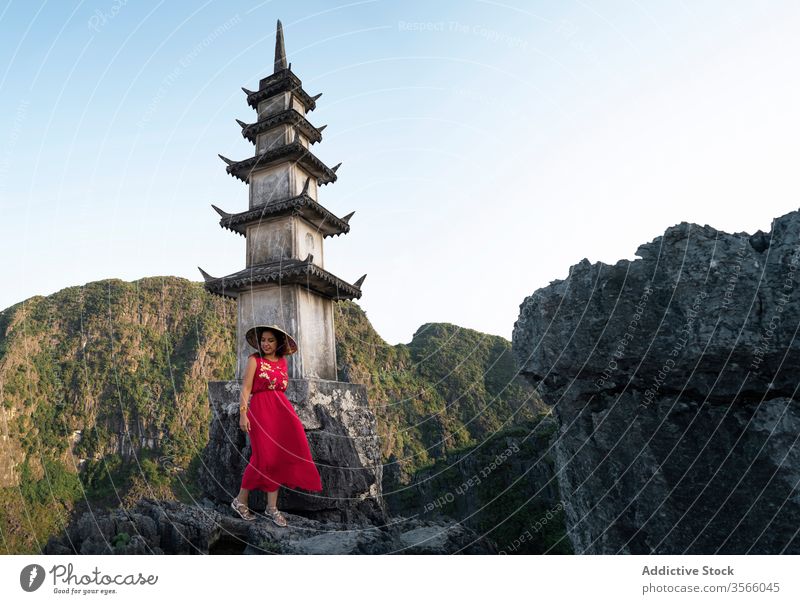 Weibliche Touristin in der Nähe der Pagode in Hang Mua Frau reisen Buddhismus Turm Wahrzeichen Berge u. Gebirge Landschaft Mua-Höhle Vietnam Asien Top bewundern