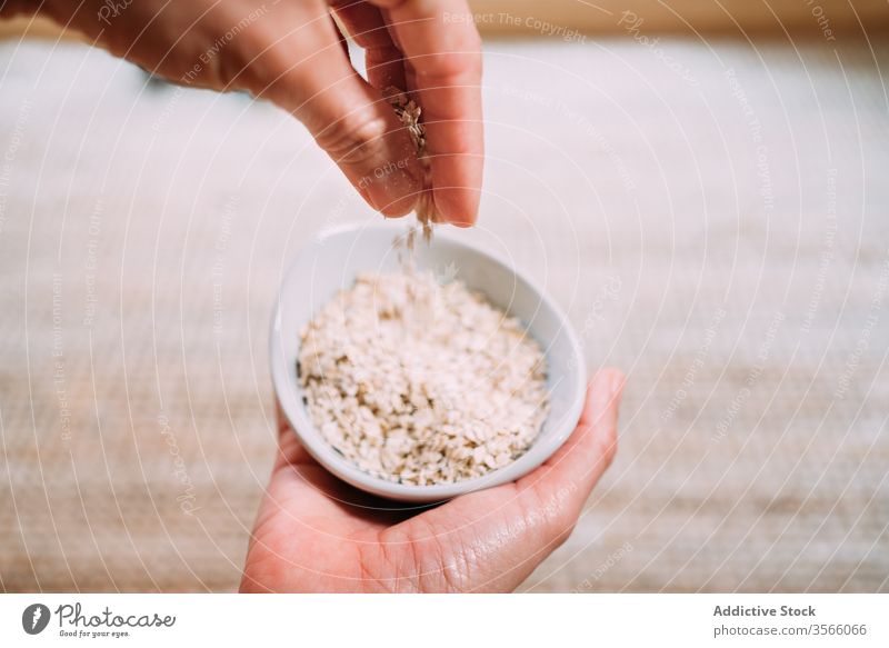 Erntehelfer mit Sesamschüssel Samen zwicken eingießen Schalen & Schüsseln Person Teppich Gewürz Aromastoff organisch natürlich gesunde Ernährung Bestandteil
