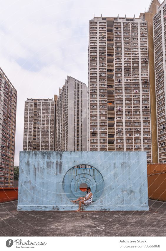 Frau in der Nähe von Mauern mit Tunnel in Hongkong Wand Stollen Durchgang Straße Installation Großstadt ungewöhnlich kreativ Sommer shek kip mei Hongkong Kong
