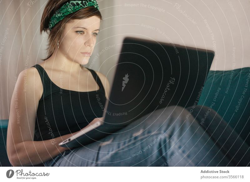 Frau, die zu Hause mit ihrem Laptop arbeitet Computer Technologie Mädchen Technik & Technologie Person Internet Notebook Mitteilung lässig Business Erwachsener
