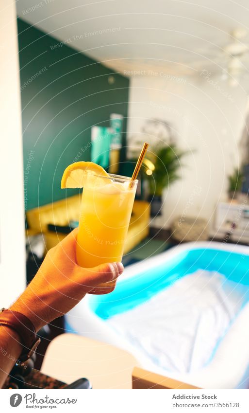 Erntehelfer mit einem Glas Schraubenziehertrank Mann Schraubendreher trinken Sommer heimwärts Selbstisolierung soziale Distanzierung Cocktail Spaß haben Party