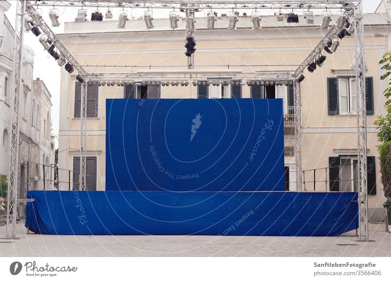 Leere Bühne in Italien Schauplatz leer Theater Menschenleer Farbfoto blau ultramarinblau Marktplatz Open Air Kultur Außenaufnahme Konzert Entertainment Show