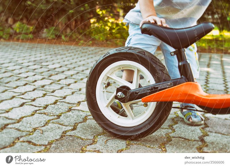 Laufrad abstellen Fahrradfahren Freizeit & Hobby Kindererziehung Spielen Kindheit 1-3 Jahre Kleinkind Farbfoto üben lernen motorik Außenaufnahme Bewegung