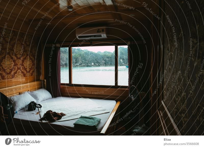 Schlafkabine eines Schiffes mit Blick aufs Meer und die Halong Bay in Vietnam Kajüte Bett außergewöhnlich besonders Aussicht Bootstour Ferien & Urlaub & Reisen