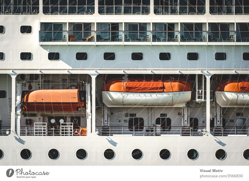 Detail des Decks einer Transatlantikkreuzfahrt Farbe weiß im Freien Außenseite Schiffsdeck MEER Boot Transport reisen Kreuzfahrt Urlaub Tour Reichtum Seite groß