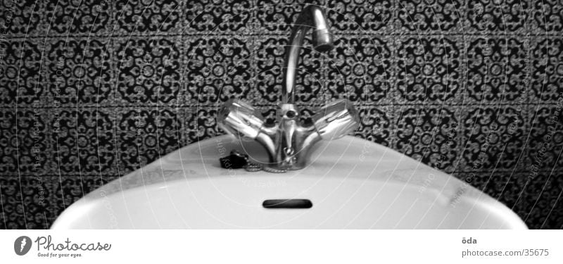Mein Waschbecken Reinigen Wasserhahn Abfluss Häusliches Leben Armatur Fliesen u. Kacheln Schwarzweißfoto
