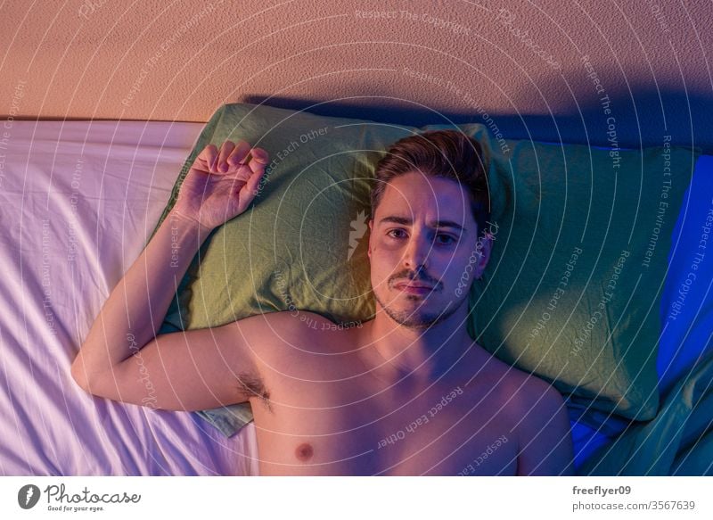 Porträt eines Mannes auf dem Bett von oben bei Nacht männlich Quarantäne Depression Kopfkissen nackt Coronavirus covid-19 Isolation selbstisoliert spät