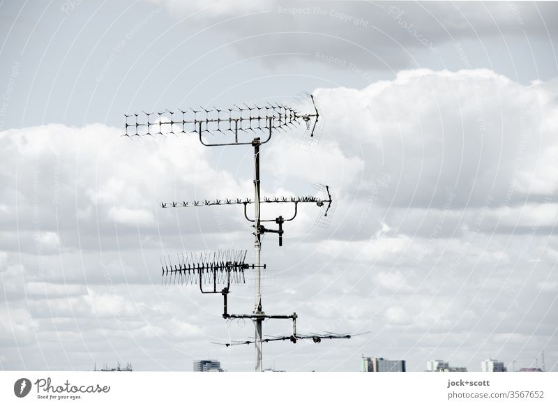 technische Anordnung zur Abstrahlung und zum Empfang elektromagnetischen Wellen empfangsbereit analog Frequenz Silhouette Himmel Datenübertragung Hausantenne