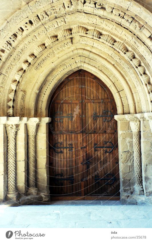 Die Tür ins Licht Kirchentür Holz verziert Zierde Türrahmen historisch Tor alt Stein Türstock Jakobsweg
