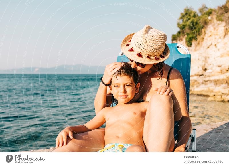 Mutter und Sohn entspannen sich an der Küste nahe dem Meer Strand Junge Kaukasier Kind Kindheit Küstenlinie Tag genießend Genuss exotisch Familie Spaß