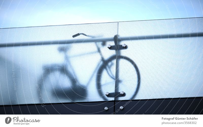 Fahrrad hinter Brüstung hollandrad Brücke Milchglas Sport