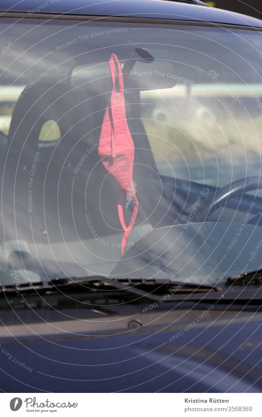 mundschutz am rückspiegel auto aufbewahrung aufhängen griffbereit unterwegs dabei rot gesichtsmaske halbmaske mundmaske nasenmaske mund-nasen-schutz mns