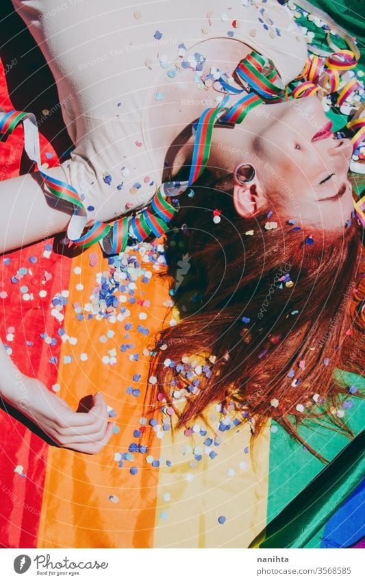 Junge rothaarige Frau feiert den Tag des Schwulenstolzes lgbti schwul Stolz Party Fahne Regenbogen Homosexualität lesbisch Farbe farbenfroh im Freien sozial