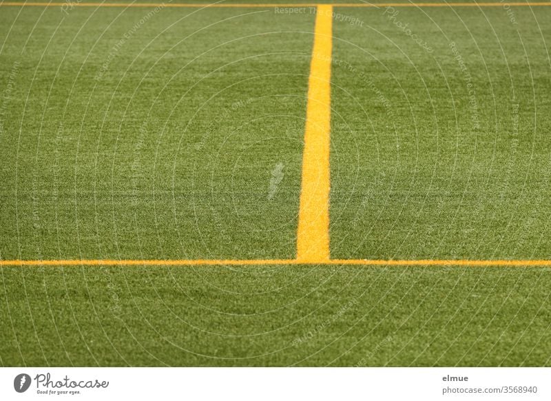 Teilansicht von einem grünen Fußballrasen mit gelben Linien Rasen Abgrenzung Spielfeld Geometrie Aufteilung Fußballplatz Sportplatz Ballsport Spielen Spielrasen