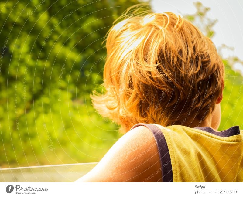 Kleiner Junge genießt Sonne und Wind im Auto wenig Kind PKW reisen Haut Behaarung Sommer genießen sonnig Tag Licht T-Shirt gelb blond Kaukasier Urlaub Feiertag