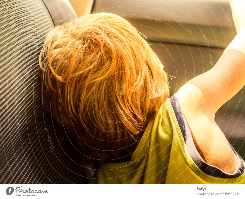 Kleiner Junge reist im Sommer mit dem Auto wenig Kind PKW reisen genießen Sonne sonnig Tag Licht T-Shirt gelb blond Kaukasier Urlaub Feiertag natürlich jung