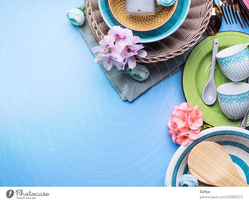 Geschirrset auf blauem Pastellgrund Keramik Design Speise Teller Menschengruppe Küche Werkstatt Lebensmittel Blog online Kulisse Farbe Frühling Sommer Koch