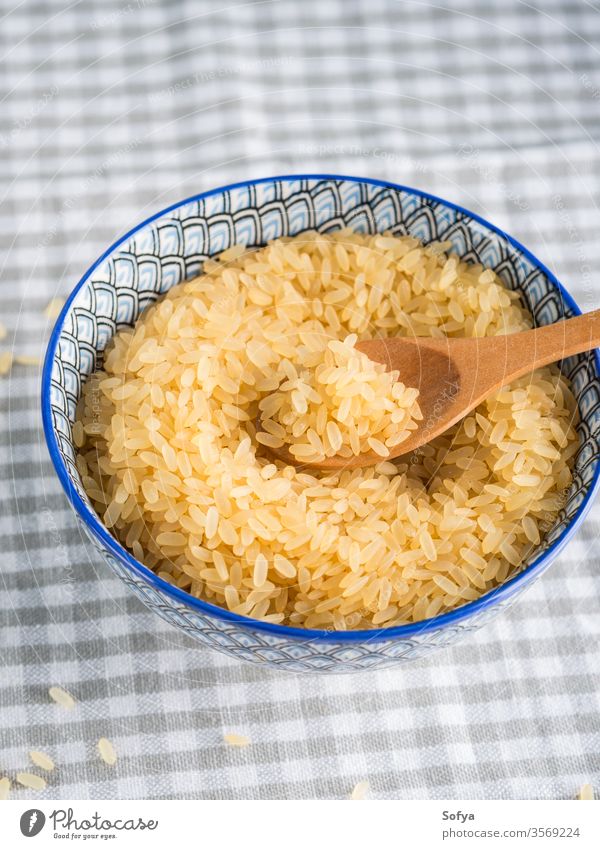 Glutenfreier Reis in Schale auf dem Küchentisch Korn Schüsseln Tisch mischen Zöliakie Diät Lebensmittel Bestandteil parboiled ungekocht weiß Gesundheit ganz