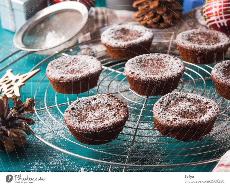 Wintermuffins aus Schokolade mit Puderzucker Weihnachten Muffin Kakao chokecherry Kuchen Zuckerguß Lebensmittel Leckerbissen backen Koch Rezept Frühstück