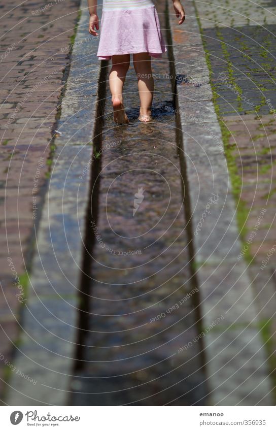 Wasserweg Freude Wohlgefühl Ferien & Urlaub & Reisen Mensch feminin Kind Mädchen Kindheit Beine Fuß 1 Stadt Stadtzentrum Altstadt Wahrzeichen laufen kalt nass