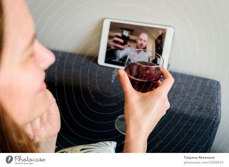 Frau trinkt Wein online mit männlichem Freund Internet Lifestyle heimwärts Technik & Technologie Distanzierung Quarantäne Zusammensein Glück Mann Glas Person