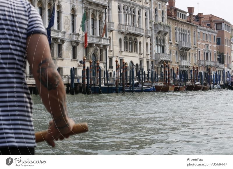 O sole mio | wörtlich genommen Gondoliere Venedig Italien Außenaufnahme Wasser Wasserfahrzeug Tourismus Stadt Farbfoto Kanal Gondel (Boot) Hafenstadt Tag