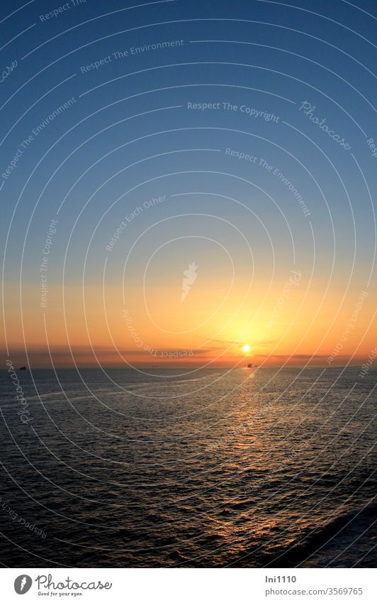 An Bord beim Sonnenuntergang I Meer Nordsee Horizont romantisch Schiff Spiegelung goldene Abendsonne Urlaub Schiffsreise blauer Himmel Fahrspur traumhaft