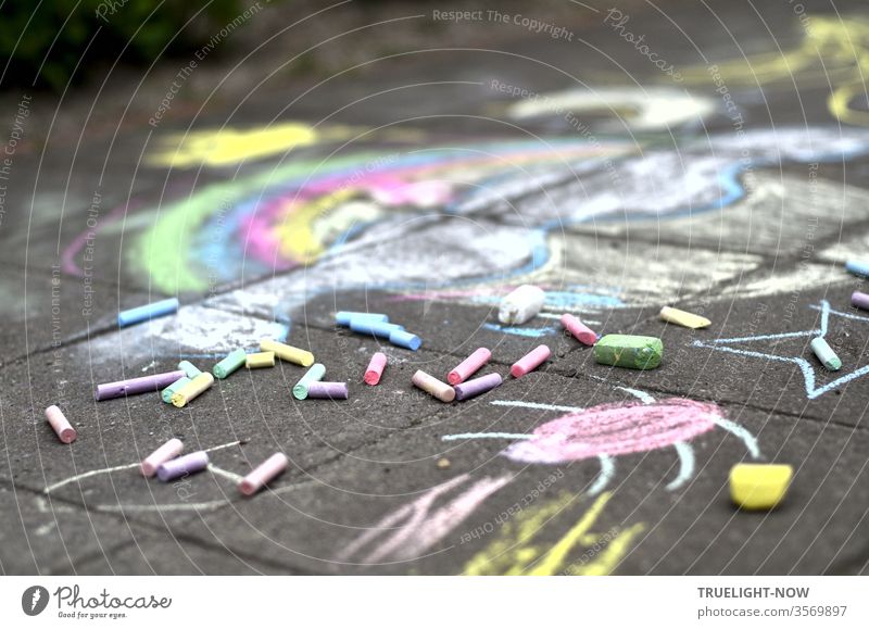 Ein fröhlich bunter Kindertraum in weichen Pastell Farben breitete sich aus auf den kalten, grauen Steinen, farbige Kreidestücke lagen noch herum, doch die Künstlerin hatte sich unsichtbar gemacht