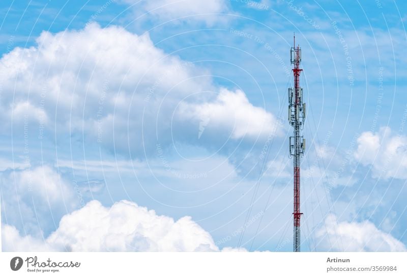 Fernmeldeturm mit blauem Himmel und weißem Wolkenhintergrund. Antenne auf blauem Himmel. Radio- und Satellitenmast. Kommunikationstechnik. Telekommunikationsindustrie. Mobil- oder Telekom 4g Netzwerk.