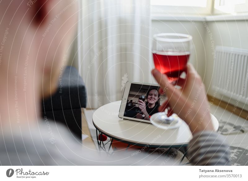 Mann trinkt Wein online mit einer Freundin Internet Lifestyle Frau heimwärts Technik & Technologie Distanzierung Quarantäne Zusammensein Glück Glas Person