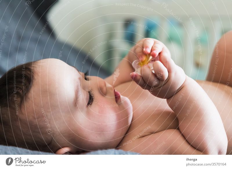 Porträt eines schönen schlafenden Babys bezaubernd Schönheit Junge Kaukasier Kind Kindheit Nahaufnahme zugeklappt niedlich träumen Auge Gesicht Hand Gesundheit