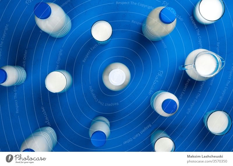 Sammlung von Flaschen und Gläsern mit Milch auf blauem Hintergrund, Draufsicht anders Typ Molkerei Produkt Kulisse melken sauer Sahne Top Ansicht