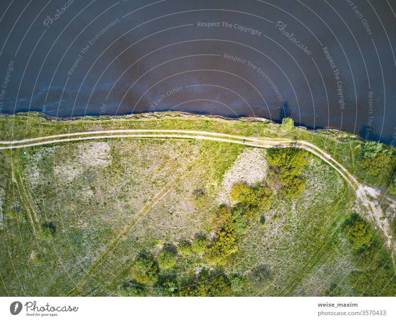 Insel im Fluss Dnepr. Luftaufnahme von oben. Antenne Natur Ansicht Wasser Landschaft Top Hintergrund Dröhnen Baum im Freien grün reisen ländlich malerisch