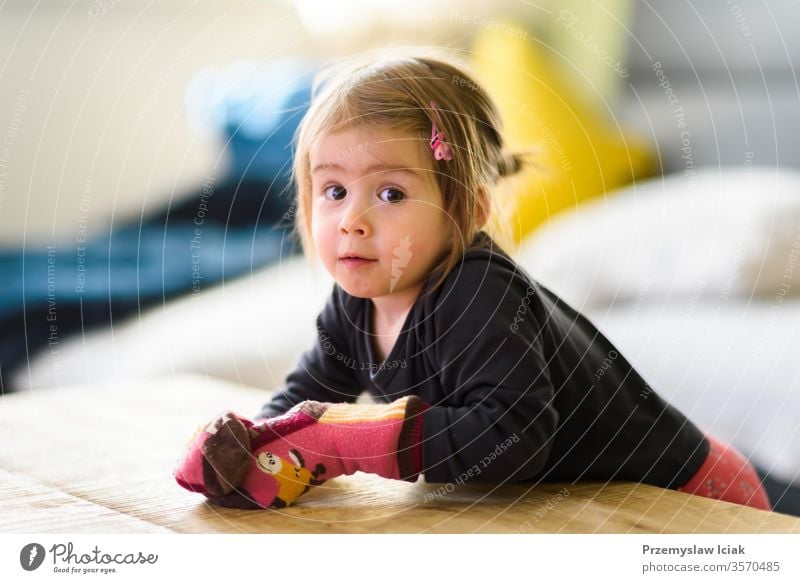 Zweijähriges Mädchen mit Porträt mit großen Augen, Innenaufnahme mit natürlichem Licht 1-3 Jahre alt Kind Familie Selektiver Fokus Kleinkind bezaubernd Baby