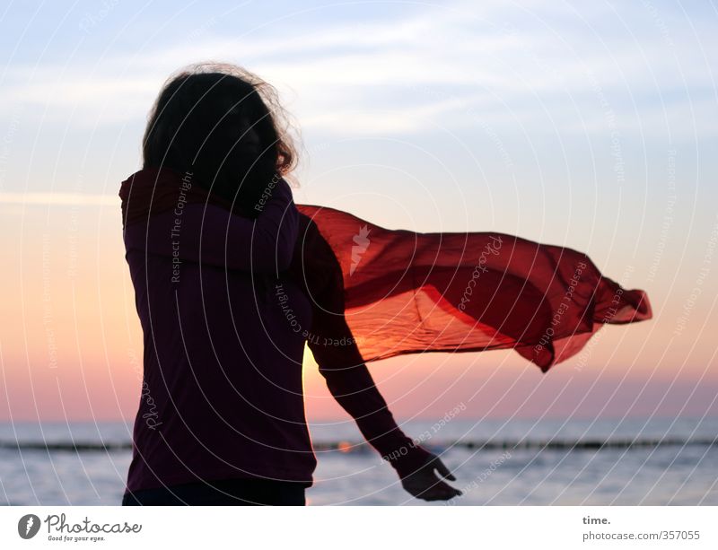 . feminin 1 Mensch Himmel Horizont Schönes Wetter Wellen Ostsee Holzpfahl Tuch Textilien Lebensfreude Fernweh Bewegung Erholung erleben Freude geheimnisvoll