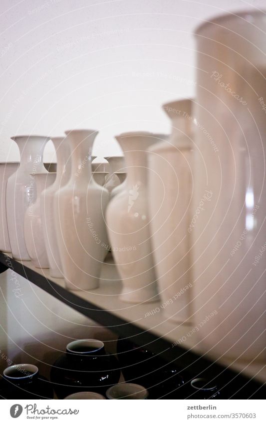 Vasen ausstellung geschirr haushalt keramik porzellan urban vase laden geschäft sortiment form formgestaltung weiß annaburg historisch industrie museum