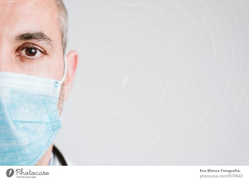 Nahaufnahme eines Arztes mit Schutzmaske, Handschuhen und Stethoskop. Coronavirus Covid-19-Konzept Porträt Mann professionell Corona-Virus Krankenhaus arbeiten