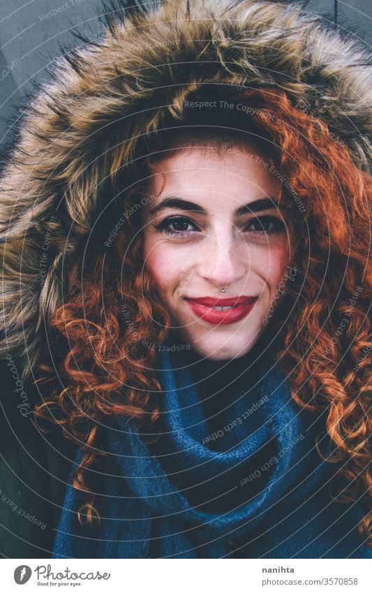 Wunderschönes Porträt einer attraktiven rothaarigen Frau in Winterkleidung Rotschopf hübsch Gesicht Jugend Lifestyle krause Haare Ingwer Schal warm Model trendy