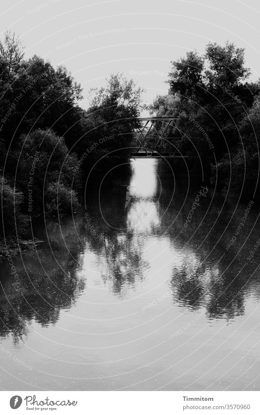 Die Argen auf dem Weg zum Bodensee Fluss Bösartigkeit Wasser Himmel Windstille Außenaufnahme Brücke Metall Spiegelung im Wasser Schwarzweißfoto Schatten
